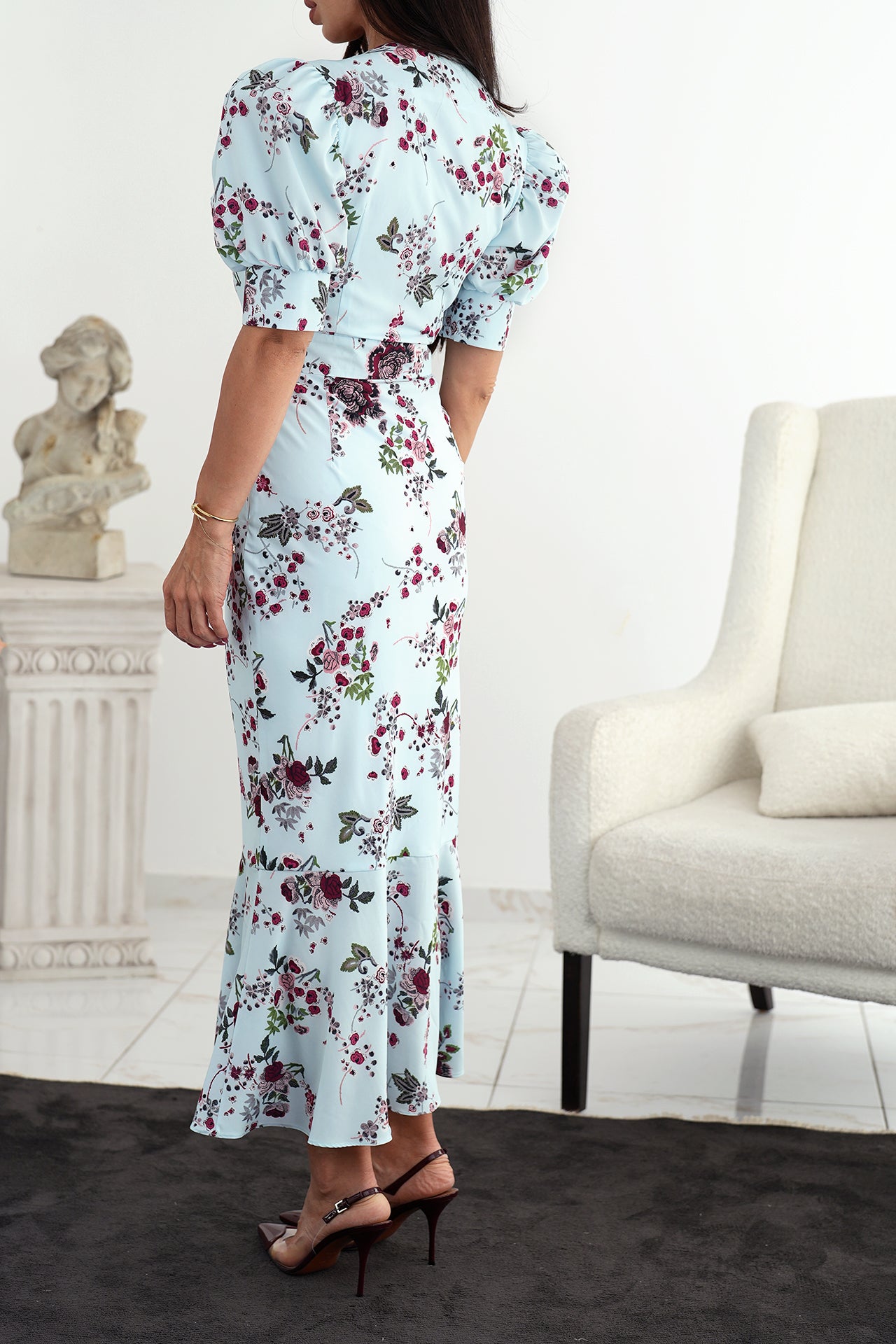 Bari în rochie de floră