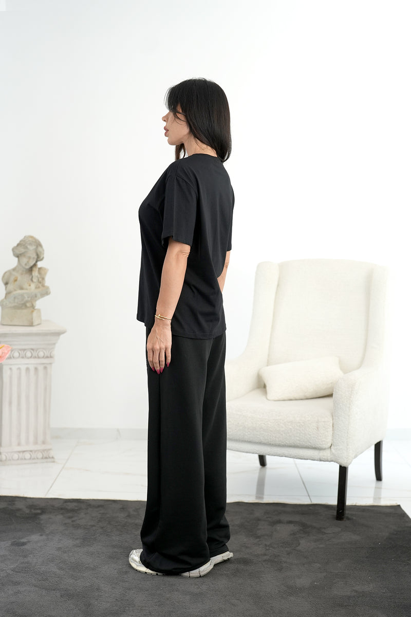 Setați -l pe Elvio în negru