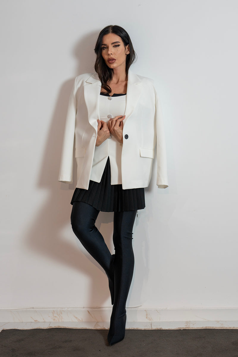 Alya în rochie albă