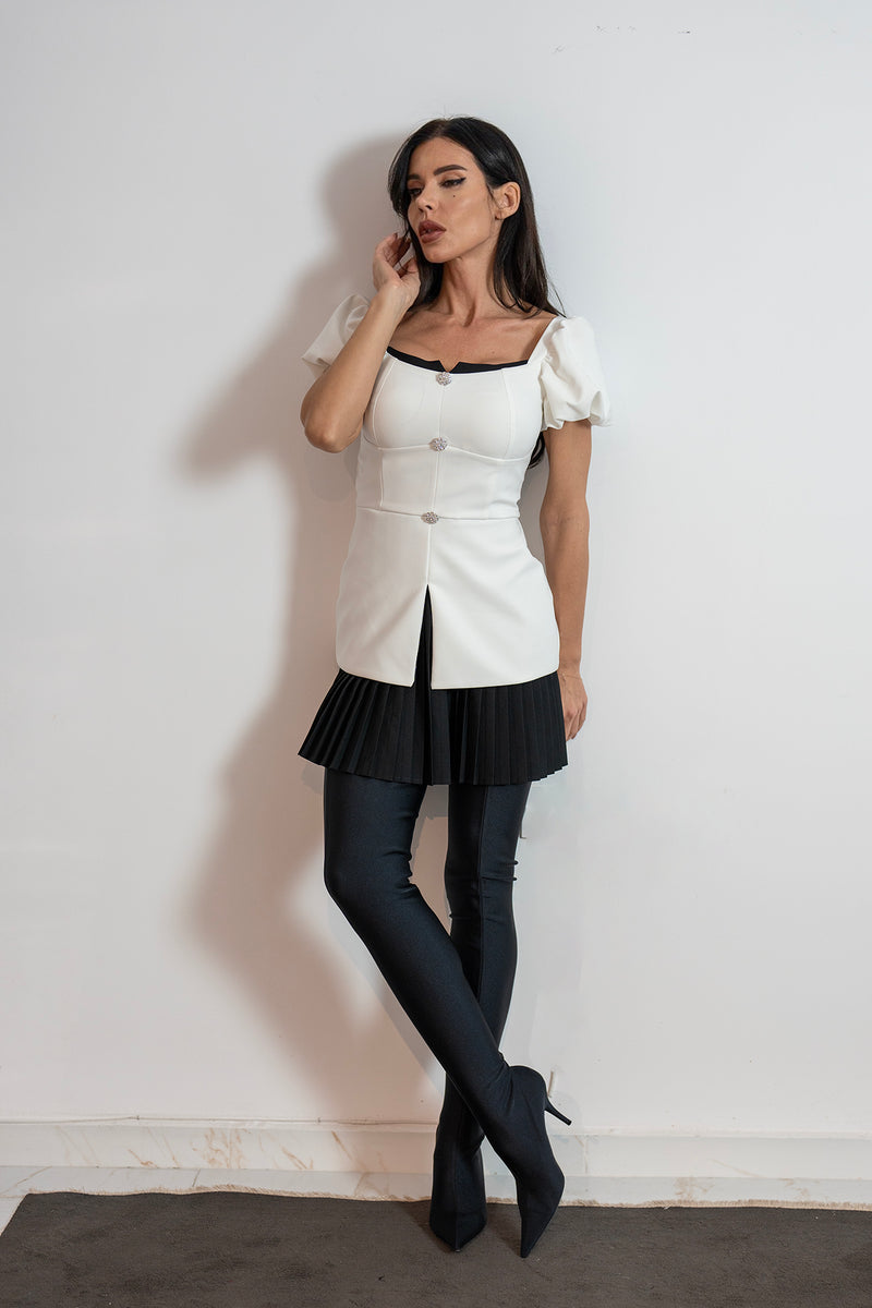 Alya în rochie albă