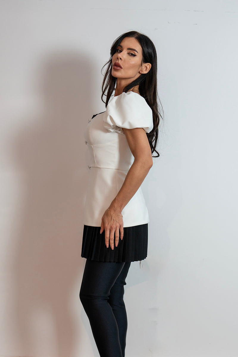 Alya în rochie albă