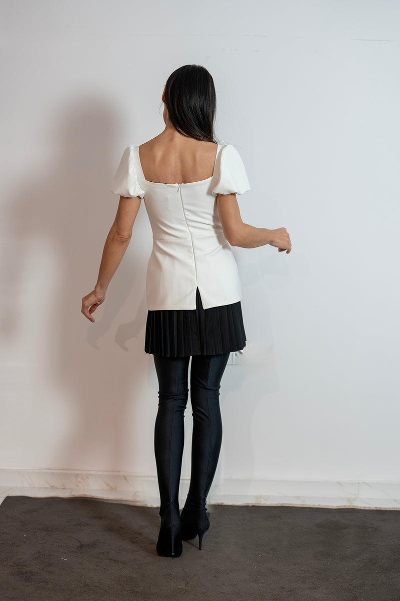 Alya în rochie albă