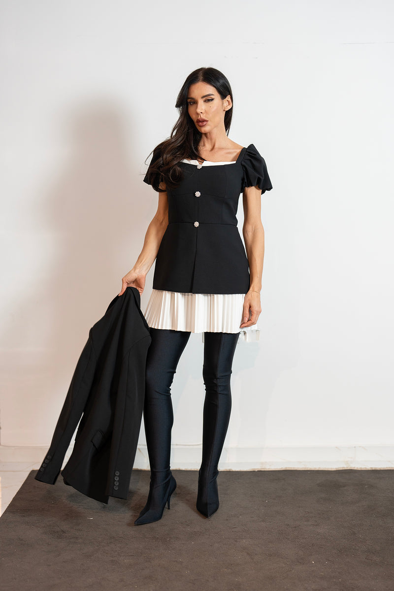 Alya în rochie neagră