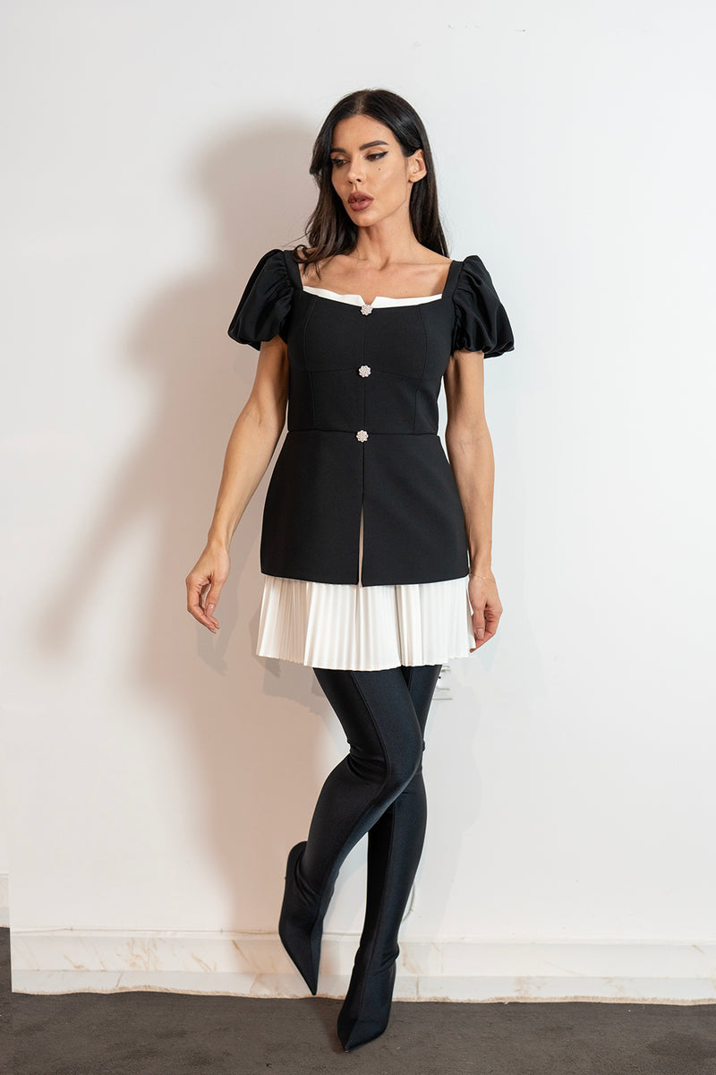 Alya în rochie neagră